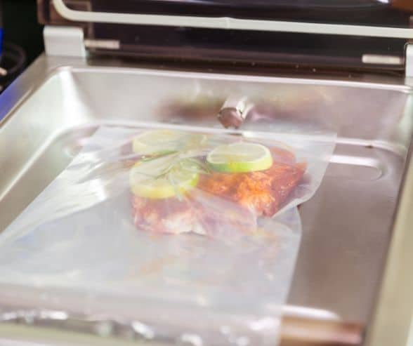 Sous vide using a vacuum sealer machine for meal packing